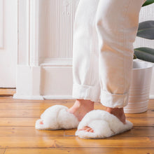 Lade das Bild in den Galerie-Viewer, Snoozies™️ - 100% Sheepskin Slippers
